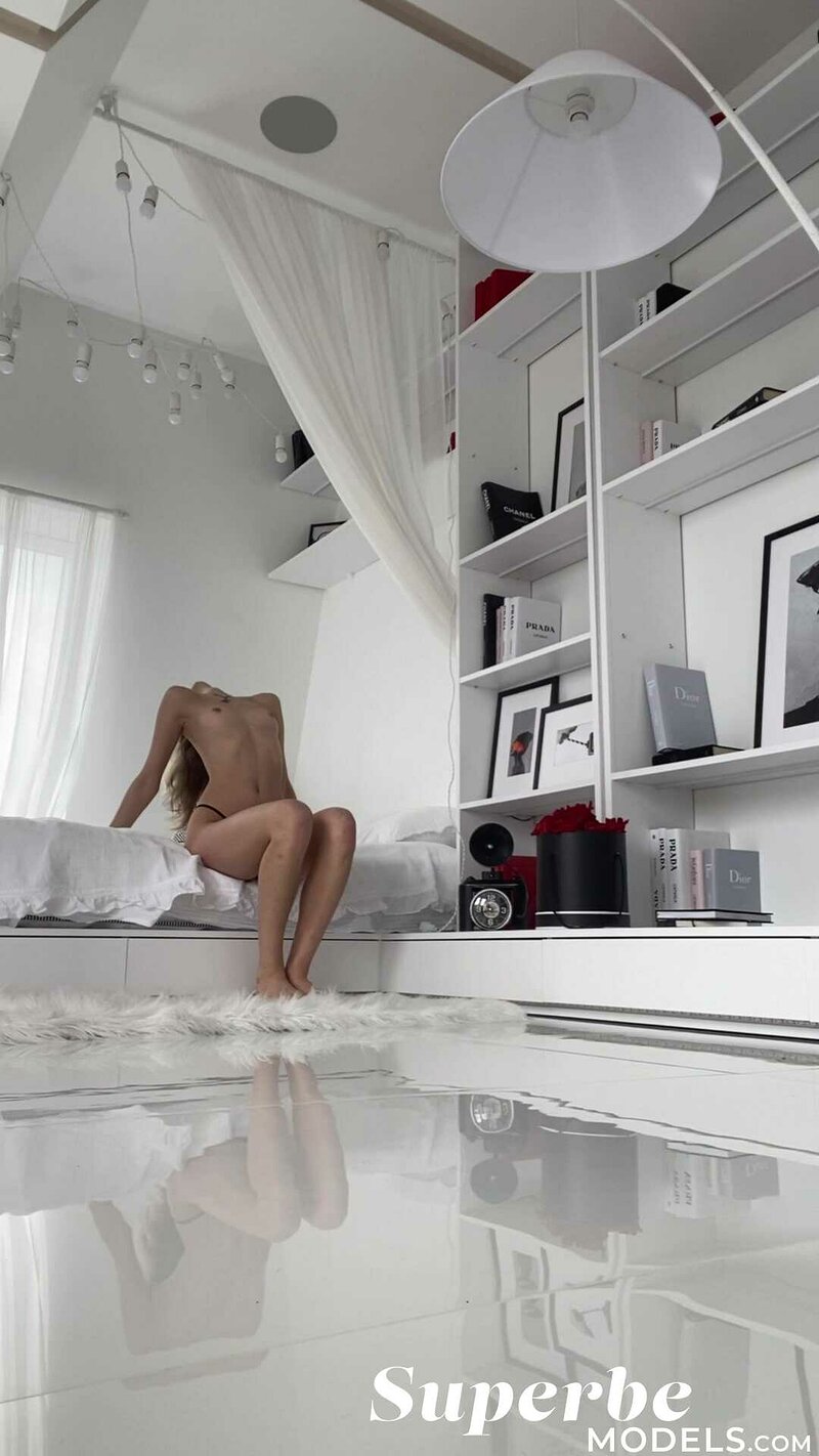 Фаина, 23 года, 0 размер груди